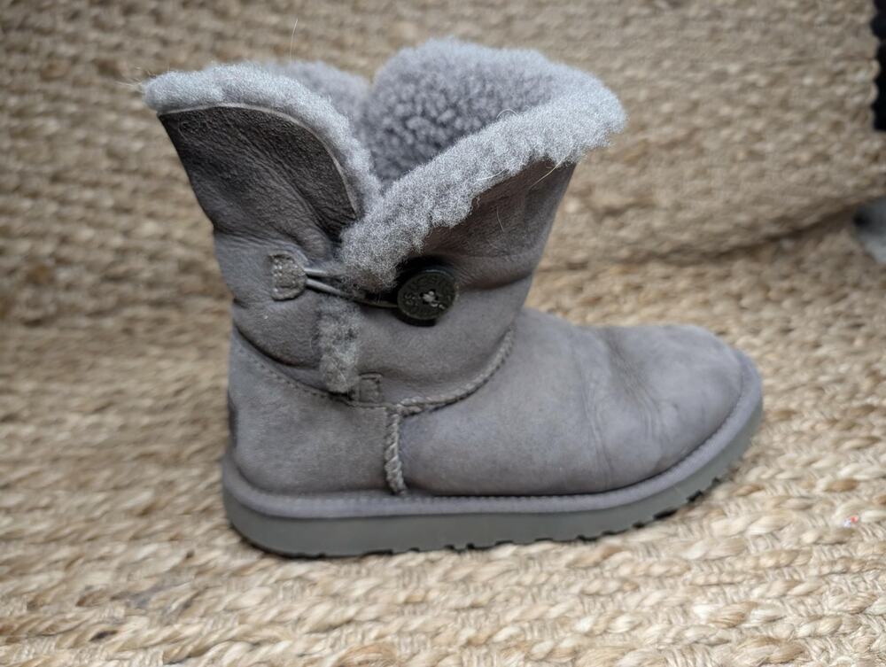 UGG Australia Bailey Button Grey Sheepskin Winter Boots Women's Size 5 School